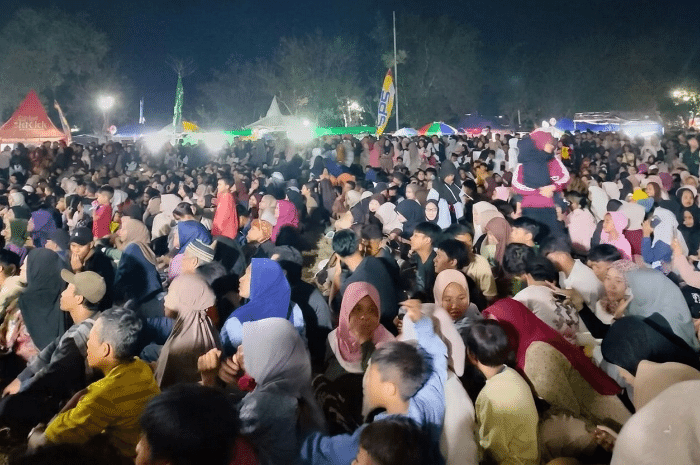 Ribuan pengunjung memadati Lapangan Barokah pada pembukaan Festival Gawe Beleq, Senin malam 17 Agustus 2026. [Foto: Lombokini.com]
