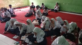 Siswa SMPN 2 Selong sedang mengikuti pelajaran tanpa kursi dan meja.