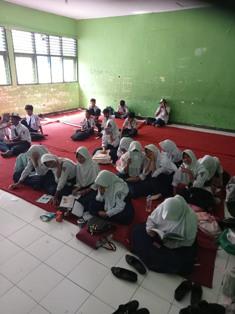 Siswa SMPN 2 Selong sedang mengikuti pelajaran tanpa kursi dan meja.