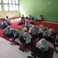 Siswa SMPN 2 Selong sedang mengikuti pelajaran tanpa kursi dan meja.