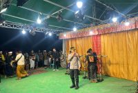 Kapolres Lombok Timur AKBP Ariakta Gagah Nugraha, memukul gong tanda resmi penutupan Gawe Beleq di Lapangan Umum Barokah, Sakra Barat, pada Sabtu malam, 22 Agustus 2026. (Foto: Paozan Azima)