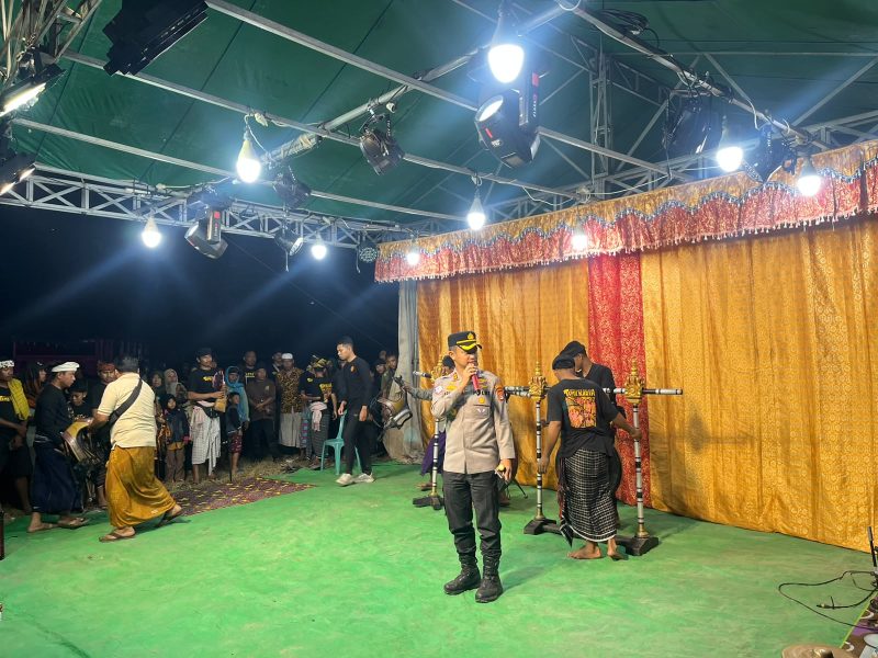 Kapolres Lombok Timur AKBP Ariakta Gagah Nugraha, memukul gong tanda resmi penutupan Gawe Beleq di Lapangan Umum Barokah, Sakra Barat, pada Sabtu malam, 22 Agustus 2026. (Foto: Paozan Azima)