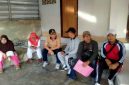 Wakil Bupati Lotim bersama Kades Aikmel dengan Kawil Dusun Batu Belek sedang istirahat saat melakukan penilaian.