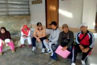 Wakil Bupati Lotim bersama Kades Aikmel dengan Kawil Dusun Batu Belek sedang istirahat saat melakukan penilaian.