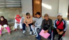 Wakil Bupati Lotim bersama Kades Aikmel dengan Kawil Dusun Batu Belek sedang istirahat saat melakukan penilaian.