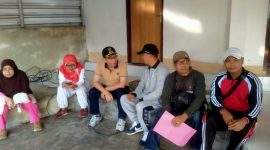 Wakil Bupati Lotim bersama Kades Aikmel dengan Kawil Dusun Batu Belek sedang istirahat saat melakukan penilaian.