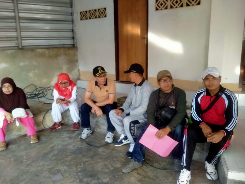 Wakil Bupati Lotim bersama Kades Aikmel dengan Kawil Dusun Batu Belek sedang istirahat saat melakukan penilaian.