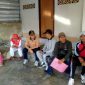 Wakil Bupati Lotim bersama Kades Aikmel dengan Kawil Dusun Batu Belek sedang istirahat saat melakukan penilaian.
