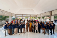 Mahasiswa KKN ITSKes Muhammadiyah Selong berfoto bersama usai menuntaskan kegiatan sosialisasi, edukasi, dan pembagian makanan tambahan (PMT) bagi 55 balita stunting di Desa Pringgabaya Utara, Selasa 18 Agustus 2026. [Foto: Lombokini.com/Istimewa]
