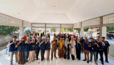 Mahasiswa KKN ITSKes Muhammadiyah Selong berfoto bersama usai menuntaskan kegiatan sosialisasi, edukasi, dan pembagian makanan tambahan (PMT) bagi 55 balita stunting di Desa Pringgabaya Utara, Selasa 18 Agustus 2026. [Foto: Lombokini.com/Istimewa]