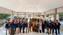 Mahasiswa KKN ITSKes Muhammadiyah Selong berfoto bersama usai menuntaskan kegiatan sosialisasi, edukasi, dan pembagian makanan tambahan (PMT) bagi 55 balita stunting di Desa Pringgabaya Utara, Selasa 18 Agustus 2026. [Foto: Lombokini.com/Istimewa]