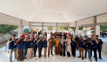Mahasiswa KKN ITSKes Muhammadiyah Selong berfoto bersama usai menuntaskan kegiatan sosialisasi, edukasi, dan pembagian makanan tambahan (PMT) bagi 55 balita stunting di Desa Pringgabaya Utara, Selasa (18/8/2026).