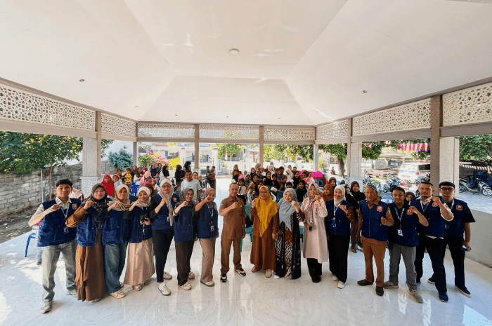 Mahasiswa KKN ITSKes Muhammadiyah Selong berfoto bersama usai menuntaskan kegiatan sosialisasi, edukasi, dan pembagian makanan tambahan (PMT) bagi 55 balita stunting di Desa Pringgabaya Utara, Selasa 18 Agustus 2026. [Foto: Lombokini.com/Istimewa]