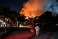 Api menghanguskan empat ruang asrama Ponpes NW Anjani di Lombok Timur hingga menyisakan rangka bangunan, Ahad malam 23 Aguatus 2026. Seluruh santri dilaporkan selamat karena sedang menjalani masa libur. (Foto: Lombokini.com)
