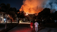 Api menghanguskan empat ruang asrama Ponpes NW Anjani di Lombok Timur hingga menyisakan rangka bangunan, Ahad malam 23 Aguatus 2026. Seluruh santri dilaporkan selamat karena sedang menjalani masa libur. (Foto: Lombokini.com)