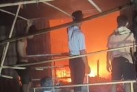 Kebakaran di Pasar Keruak Hanguskan Empat Toko, Kerugian Capai Rp 400 Juta. (Foto: Lombokini.com/Ndy)