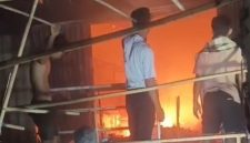 Kebakaran di Pasar Keruak Hanguskan Empat Toko, Kerugian Capai Rp 400 Juta. (Foto: Lombokini.com/Ndy)