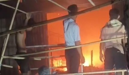 Kebakaran di Pasar Keruak Hanguskan Empat Toko, Kerugian Capai Rp 400 Juta