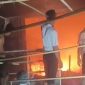 Kebakaran di Pasar Keruak Hanguskan Empat Toko, Kerugian Capai Rp 400 Juta. (Foto: Lombokini.com/Ndy)