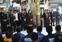Ratusan warga binaan, unsur Forkopimda, dan jajaran Lapas Kelas IIB Selong mengikuti penyerahan remisi umum peringatan HUT ke-81 RI di aula Lapas Selong, Senin 17 Agustus 2026. [Foto: Lombokini.com/Endri]