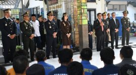 Ratusan warga binaan, unsur Forkopimda, dan jajaran Lapas Kelas IIB Selong mengikuti penyerahan remisi umum peringatan HUT ke-81 RI di aula Lapas Selong, Senin 17 Agustus 2026. [Foto: Lombokini.com/Endri]