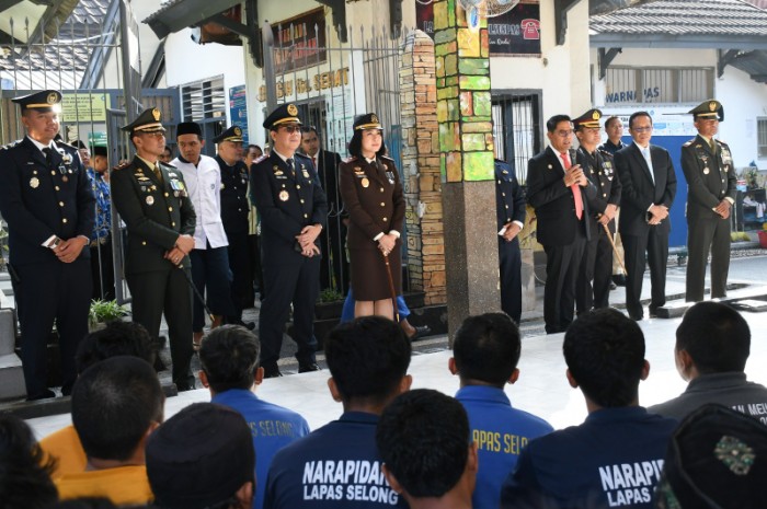 Ratusan warga binaan, unsur Forkopimda, dan jajaran Lapas Kelas IIB Selong mengikuti penyerahan remisi umum peringatan HUT ke-81 RI di aula Lapas Selong, Senin 17 Agustus 2026. [Foto: Lombokini.com/Endri]