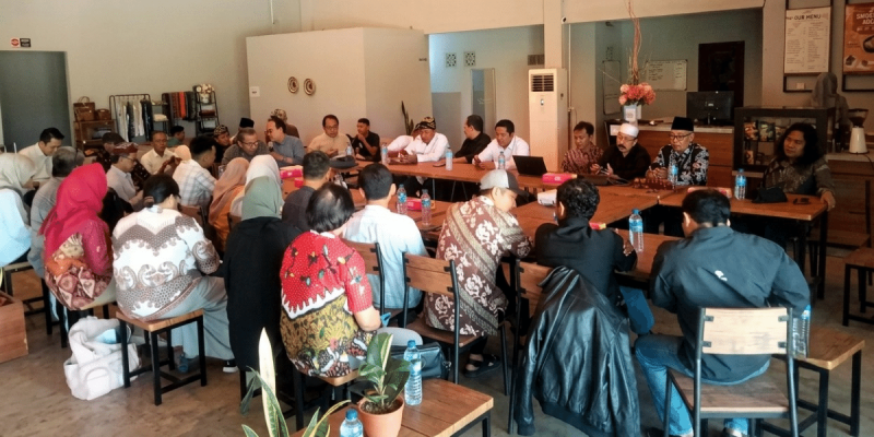 Panitia menggelar koordinasi dan konsolidasi persiapan Sangkep (Kongres) Internasional I Bahasa Sasak yang diinisiasi Majelis Adat Sasak (MAS) di Rembiga, Kota Mataram, Rabu 19 Agustus 2026. (Foto: Lomnokini.com/Istimewa).