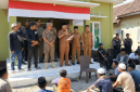 Pemerintah dan masyarakat menyepakati penutupan permanen warung Pantai Lungkak dalam musyawarah di Desa Ketapang Raya, Senin 10 Agustus 2026. (Foto: Lombokini.com).