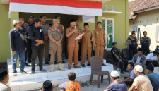 Pemerintah dan masyarakat menyepakati penutupan permanen warung Pantai Lungkak dalam musyawarah di Desa Ketapang Raya, Senin 10 Agustus 2026. (Foto: Lombokini.com).