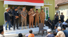 Pemerintah dan masyarakat menyepakati penutupan permanen warung Pantai Lungkak dalam musyawarah di Desa Ketapang Raya, Senin 10 Agustus 2026. (Foto: Lombokini.com).