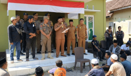 Pemerintah dan masyarakat menyepakati penutupan permanen warung Pantai Lungkak dalam musyawarah di Desa Ketapang Raya, Senin 10 Agustus 2026.