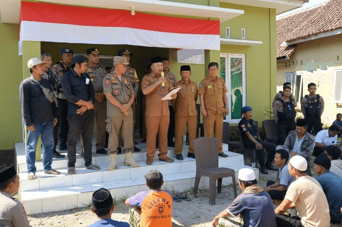 Pemerintah dan masyarakat menyepakati penutupan permanen warung Pantai Lungkak dalam musyawarah di Desa Ketapang Raya, Senin 10 Agustus 2026. (Foto: Lombokini.com).