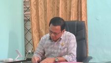 Kadis Dukcapil Lombok Timur, Parihin. (Foto: Lombokini.com).