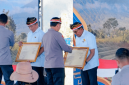 Kapolri Listyo Sigit Prabowo beri pin emas ke Gubernur NTB dan Bupati Lotim atas dukungan swasembada bawang, di Sembalun, Rabu 19 Agustus 2026. (Foto: Lombokini.com)