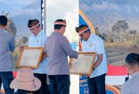 Kapolri Listyo Sigit Prabowo beri pin emas ke Gubernur NTB dan Bupati Lotim atas dukungan swasembada bawang, di Sembalun, Rabu 19 Agustus 2026. (Foto: Lombokini.com)