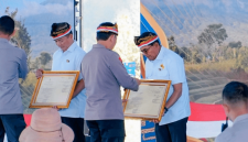 Kapolri Listyo Sigit Prabowo beri pin emas ke Gubernur NTB dan Bupati Lotim atas dukungan swasembada bawang, di Sembalun, Rabu 19 Agustus 2026. (Foto: Lombokini.com)