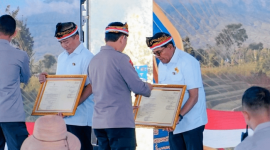 Kapolri Listyo Sigit Prabowo beri pin emas ke Gubernur NTB dan Bupati Lotim atas dukungan swasembada bawang, di Sembalun, Rabu 19 Agustus 2026. (Foto: Lombokini.com)