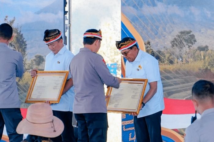 Kapolri Listyo Sigit Prabowo beri pin emas ke Gubernur NTB dan Bupati Lotim atas dukungan swasembada bawang, di Sembalun, Rabu 19 Agustus 2026. (Foto: Lombokini.com)