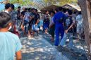 Warga memaksa penutupan dan merusak sejumlah fasilitas kafe Pantai Lungkak, Keruak, Jumat 7 Agustus 2026. (Foto: Lombokini.com)
