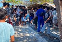 Warga memaksa penutupan dan merusak sejumlah fasilitas kafe Pantai Lungkak, Keruak, Jumat 7 Agustus 2026. (Foto: Lombokini.com)
