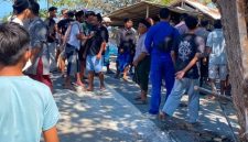Warga memaksa penutupan dan merusak sejumlah fasilitas kafe Pantai Lungkak, Keruak, Jumat 7 Agustus 2026. (Foto: Lombokini.com)
