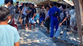 Warga memaksa penutupan dan merusak sejumlah fasilitas kafe Pantai Lungkak, Keruak, Jumat 7 Agustus 2026. (Foto: Lombokini.com)
