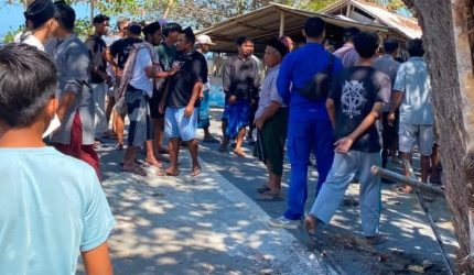 Warga memaksa penutupan dan merusak sejumlah fasilitas kafe Pantai Lungkak, Keruak, Jumat 7 Agustus 2026.