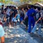 Warga memaksa penutupan dan merusak sejumlah fasilitas kafe Pantai Lungkak, Keruak, Jumat 7 Agustus 2026. (Foto: Lombokini.com)
