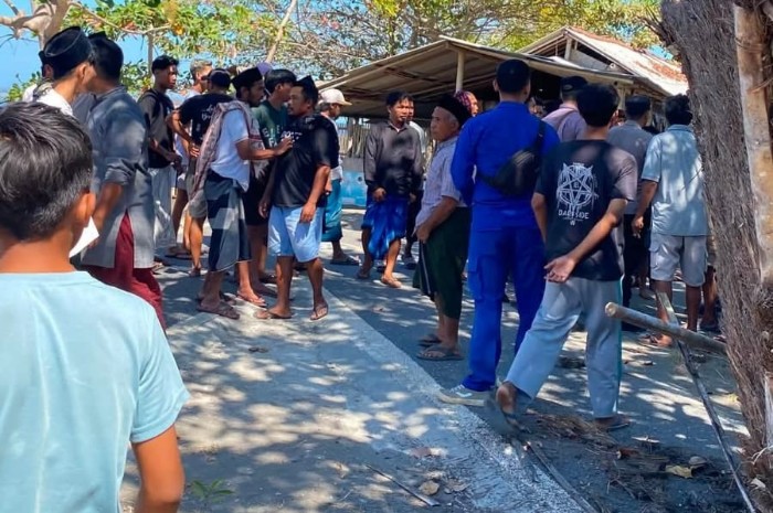 Warga memaksa penutupan dan merusak sejumlah fasilitas kafe Pantai Lungkak, Keruak, Jumat 7 Agustus 2026. (Foto: Lombokini.com)
