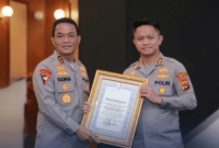 Kapolda NTB, Irjen Pol. Kalingga Rendra Raharja, menyerahkan penghargaan Predikat A Pelayanan Prima dari Kapolri kepada Kapolres Lombok Timur, AKBP Ariakta Gagah Nugraha, pada Kamis 6 Agustus 2026. (Foto: Lombokini.com)
