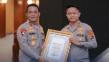 Kapolda NTB, Irjen Pol. Kalingga Rendra Raharja, menyerahkan penghargaan Predikat A Pelayanan Prima dari Kapolri kepada Kapolres Lombok Timur, AKBP Ariakta Gagah Nugraha, pada Kamis 6 Agustus 2026. (Foto: Lombokini.com)

