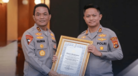 Kapolda NTB, Irjen Pol. Kalingga Rendra Raharja, menyerahkan penghargaan Predikat A Pelayanan Prima dari Kapolri kepada Kapolres Lombok Timur, AKBP Ariakta Gagah Nugraha, pada Kamis 6 Agustus 2026. (Foto: Lombokini.com)
