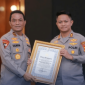 Kapolda NTB, Irjen Pol. Kalingga Rendra Raharja, menyerahkan penghargaan Predikat A Pelayanan Prima dari Kapolri kepada Kapolres Lombok Timur, AKBP Ariakta Gagah Nugraha, pada Kamis 6 Agustus 2026. (Foto: Lombokini.com)
