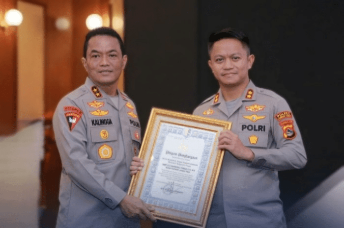 Kapolda NTB, Irjen Pol. Kalingga Rendra Raharja, menyerahkan penghargaan Predikat A Pelayanan Prima dari Kapolri kepada Kapolres Lombok Timur, AKBP Ariakta Gagah Nugraha, pada Kamis 6 Agustus 2026. (Foto: Lombokini.com)
